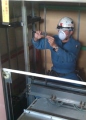 小荷物昇降機点検